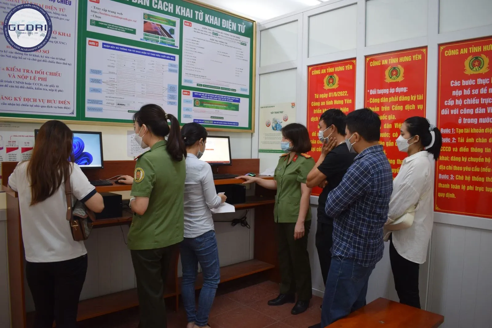 Nhiều trường hợp cần hỗ trợ khi làm hộ chiếu lần đầu hoặc cấp lại