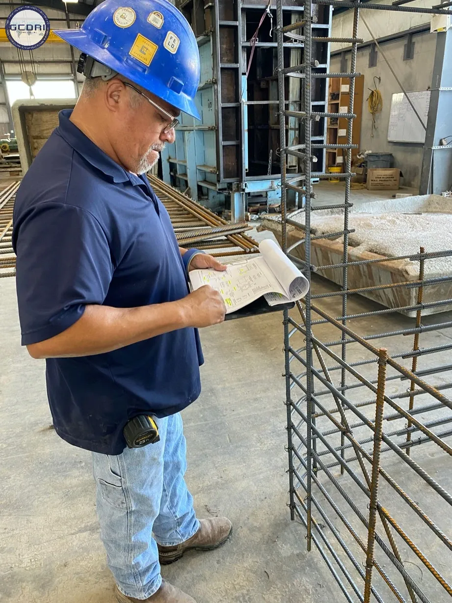 Kỹ sư kiểm tra tính ổn định của vật liệu trên dây chuyền sản xuất