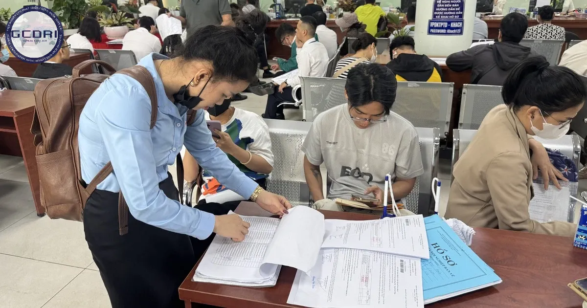 Nhiều người bận rộn không có thời gian tự làm hộ chiếu